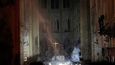 Kouř kolem oltáře v Notre-Dame