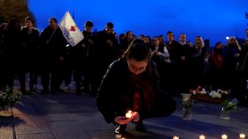 Lidé se shromažďují na náměstí nedaleko Notre-Dame. (16.4.2019)