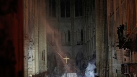 Kouř kolem oltáře v Notre-Dame. (16.4.2019)