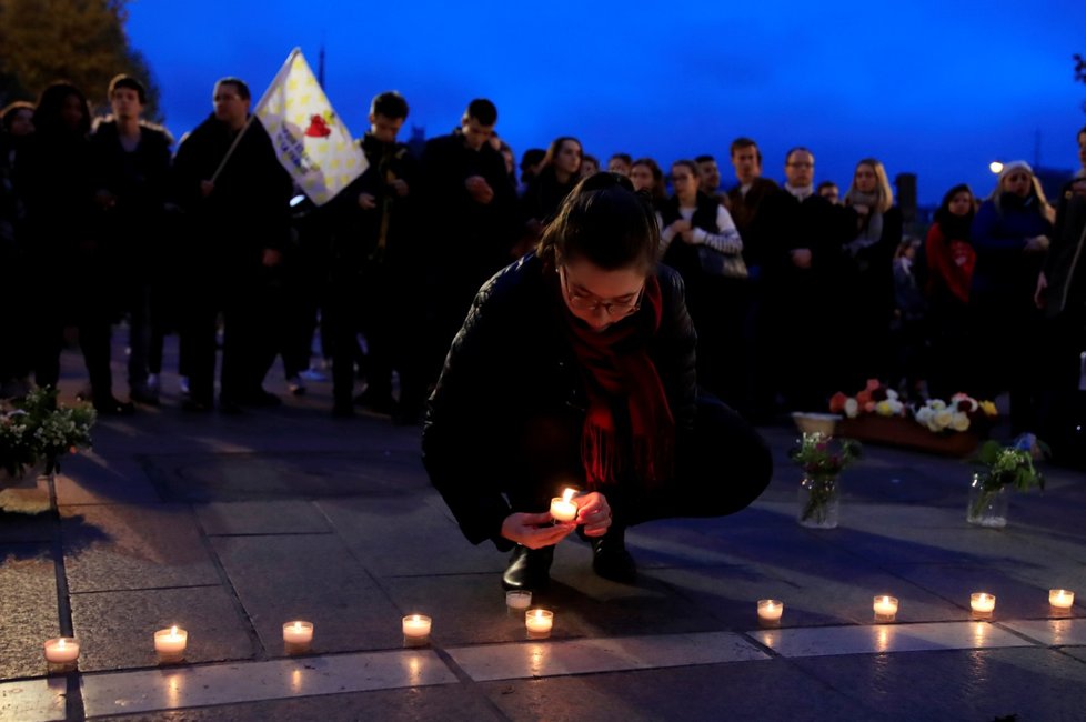 Lidé se shromažďují na náměstí nedaleko Notre-Dame. (16.4.2019)