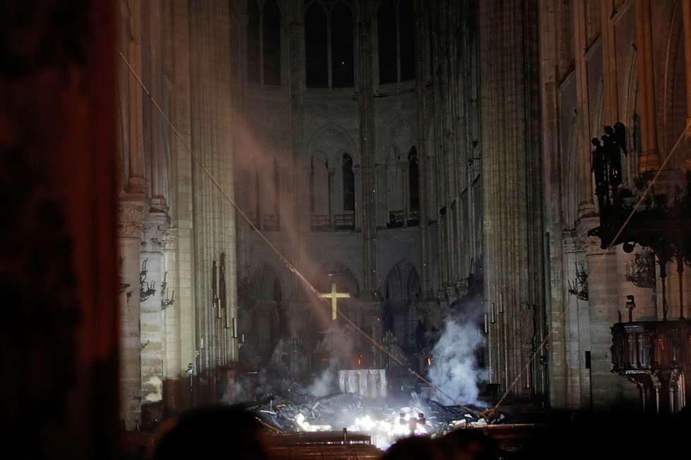 Kouř kolem oltáře v Notre-Dame (16.4.2019)