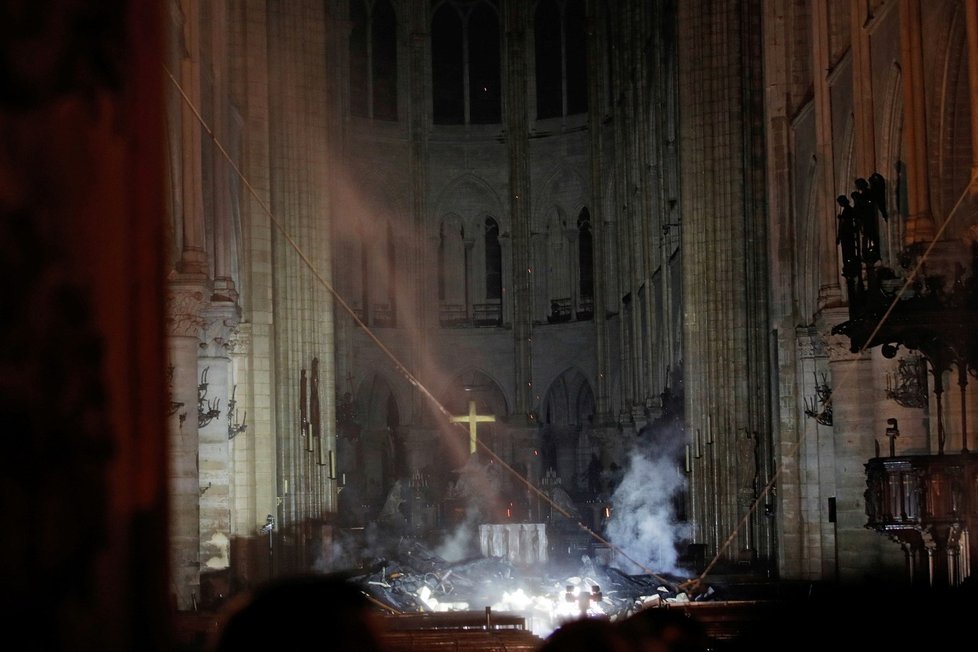 Kouř kolem oltáře v Notre-Dame. (16.4.2019)