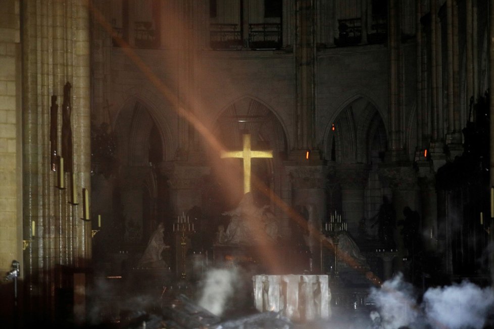 Kouř kolem oltáře v Notre-Dame (16. 4. 2019)