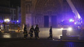 Hasiči bojovali s požárem katedrály celou noc.