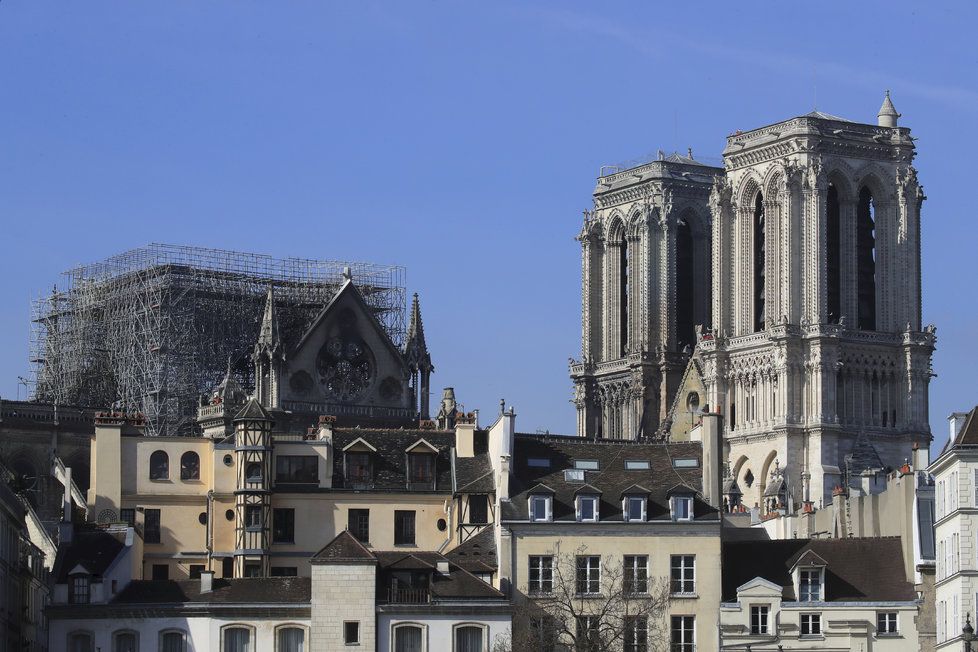 Vyhořelá katedrála Notre-Dame.