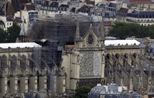 Nová střecha pro katedrálu: Architekti z celého světa pracují na plánech oprav Notre-Dame