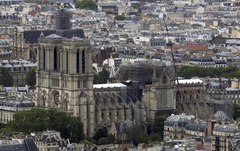Vyšetřování požáru pařížské Notre-Dame pokračuje i měsíc po události, (14.05.2019).