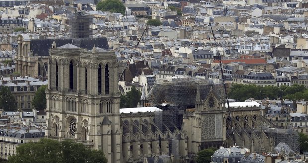 Notre-Dame se může zřítit klidně příští týden, varuje architekt před klenbou