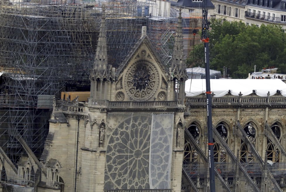 Vyšetřování požáru pařížské Notre-Dame pokračuje i měsíc po události, (14.05.2019).