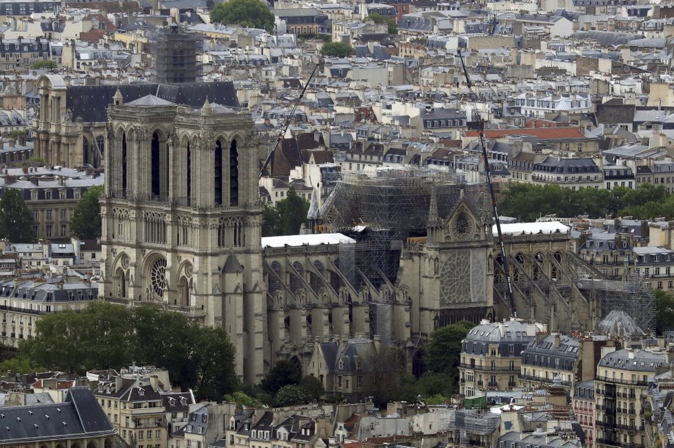 Stav katedrály Notre-Dame měsíc po požáru