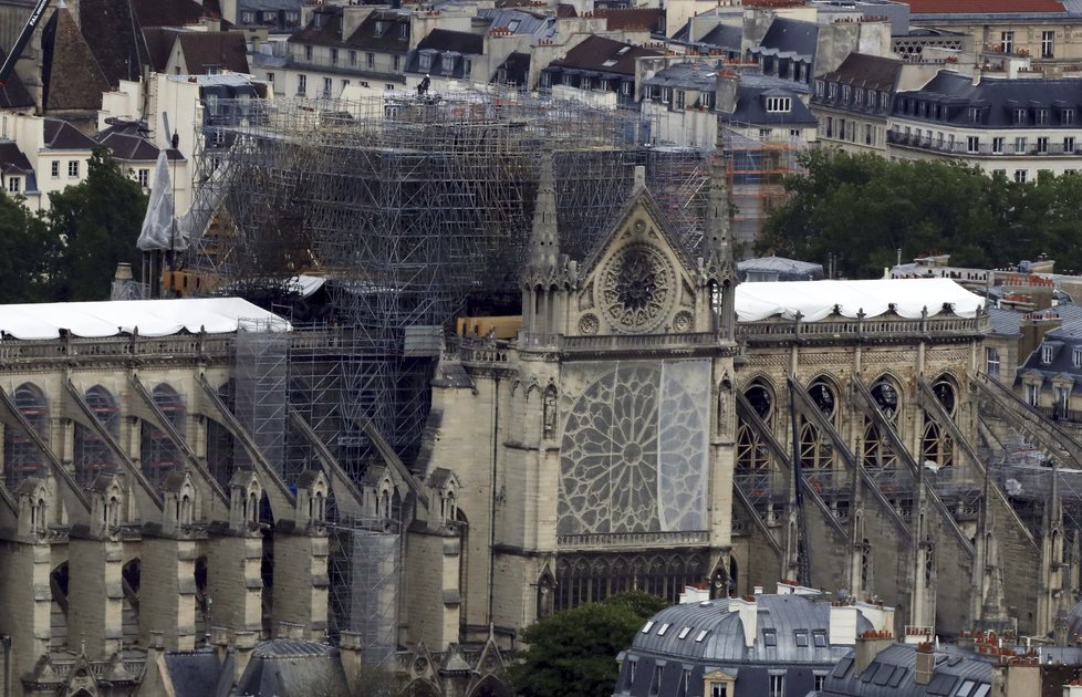 Vyšetřování požáru pařížské Notre-Dame pokračuje i měsíc po události (14. 5. 2019).