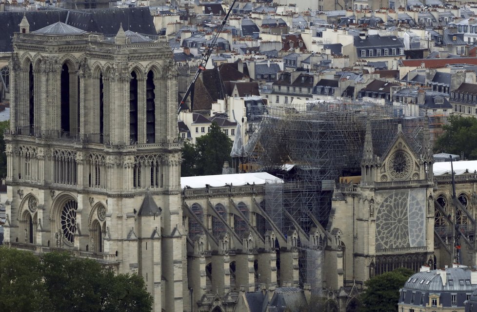 Vyšetřování požáru pařížské Notre-Dame pokračuje i měsíc po události, (14.05.2019).