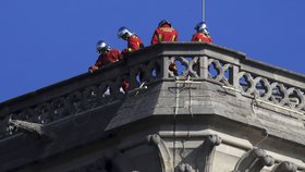 U katedrály Notre-Dame se stále scházejí davy, budovu hlídají hasiči a policisté. (17.04.2019)