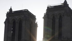 U katedrály Notre-Dame se stále scházejí davy, budovu hlídají hasiči a policisté. (17.04.2019)