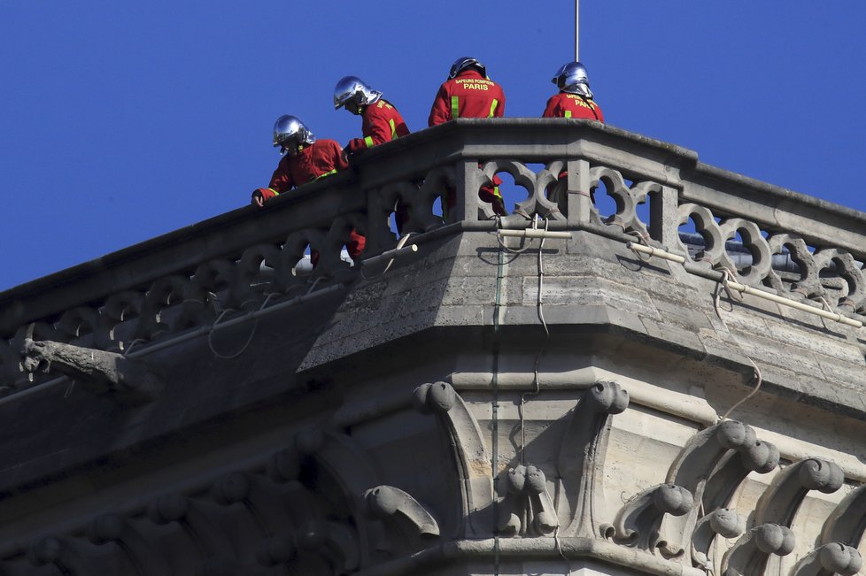 U katedrály Notre-Dame se stále scházejí davy, budovu hlídají hasiči a policisté, (17.04.2019).