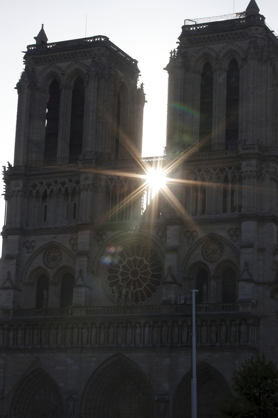 U katedrály Notre-Dame se stále scházejí davy, budovu hlídají hasiči a policisté, (17. 4. 2019).