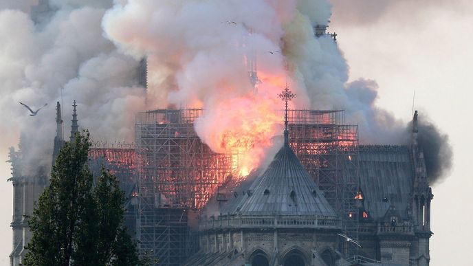 Katastrofální požár pařížské katedrály