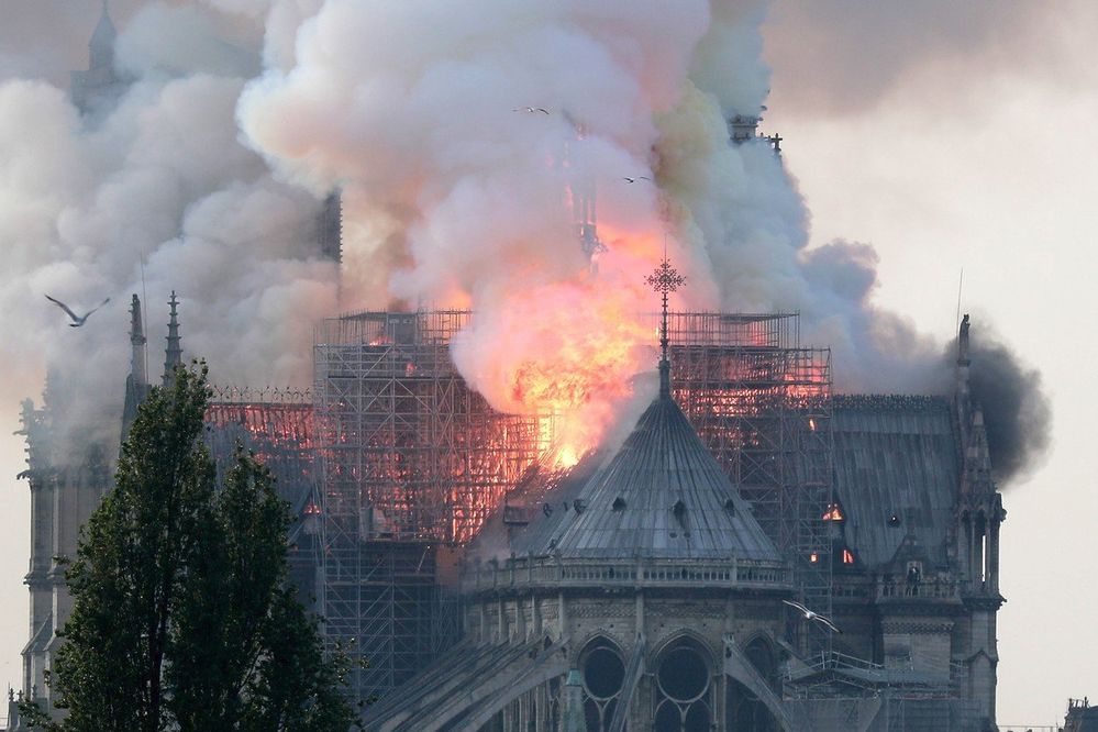 Katastrofální požár pařížské katedrály