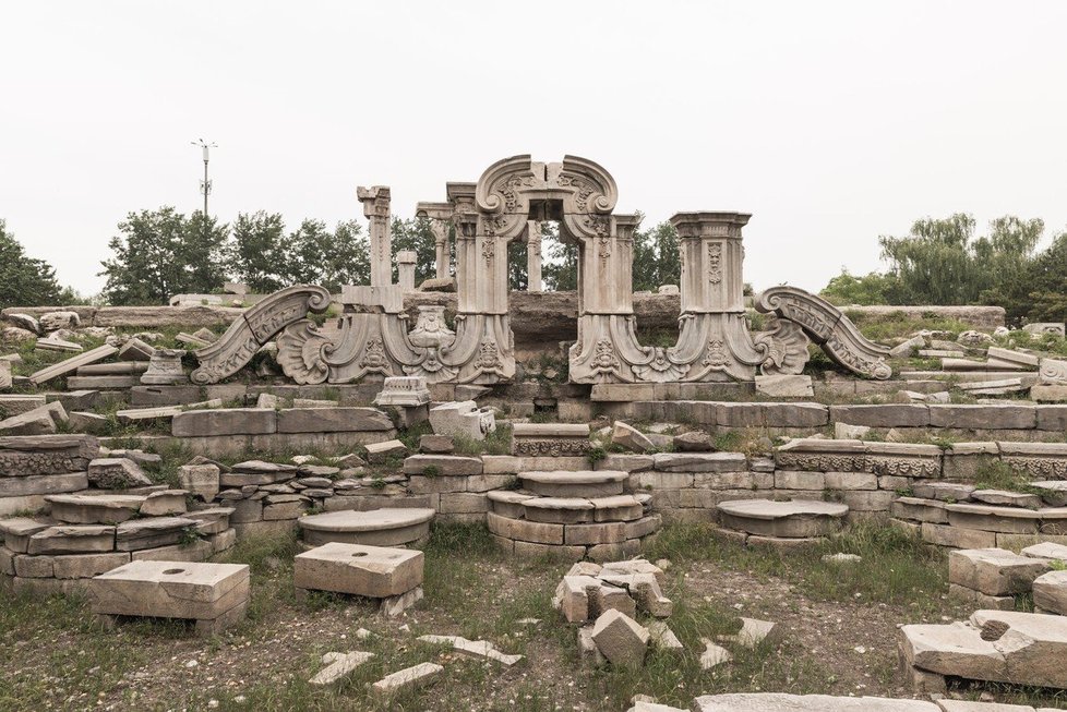 Trosky Starého letního paláce v Pekingu.