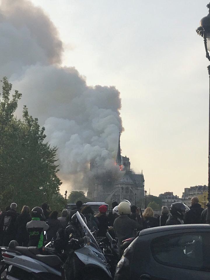 V pařížské katedrále Notre-Dame vypukl požár 15.4.2019