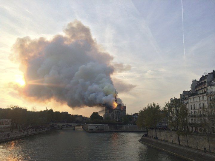 Katedrála Notre-Dame v Paříži je v plamenech
