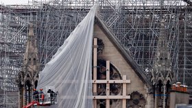 Z Notre-Dame sundavají lešení, (10.07.2020).