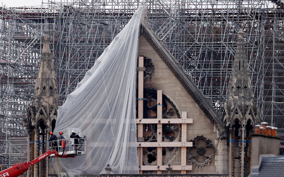 Z Notre-Dame sundavají lešení (10. 7. 2020).