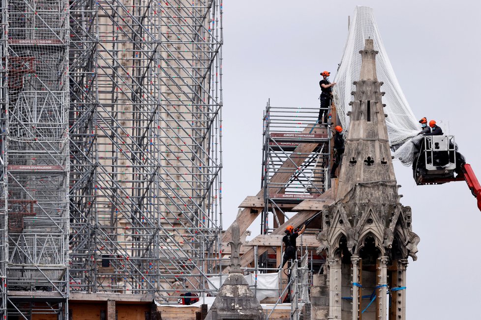Z Notre-Dame sundavají lešení (10. 7. 2020).