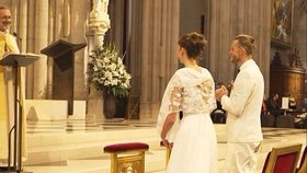 První svatba v Notre-Dame po 30ti letech: 29letý řemeslník Martin Lorentz strávil rekonstrukcí památky tři roky, za odměnu se zde mohl oženit