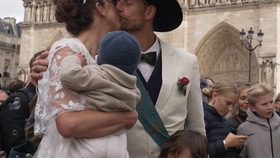 První svatba v Notre-Dame po 30ti letech: 29letý řemeslník Martin Lorentz strávil rekonstrukcí památky tři roky, za odměnu se zde mohl oženit