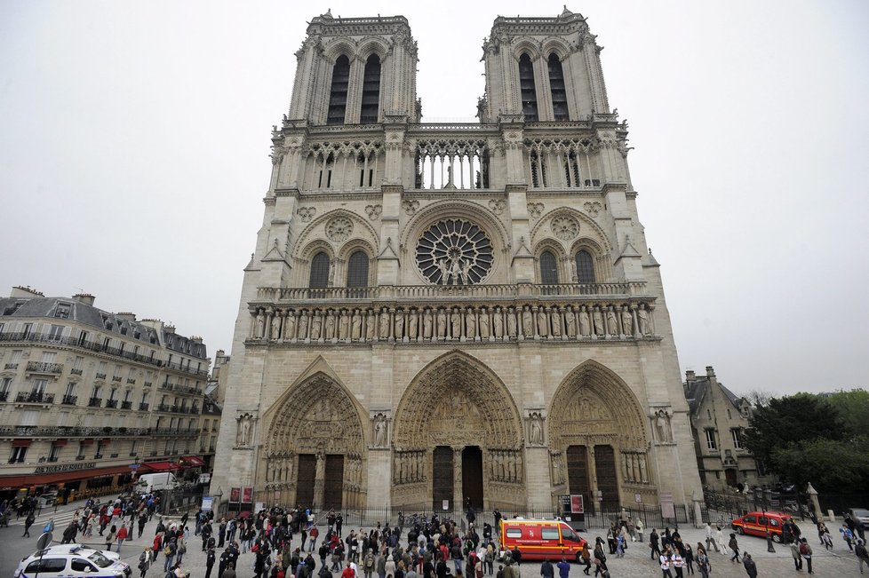 Katedrála Notre-Dame v Paříži je velmi frekventovaným místem.