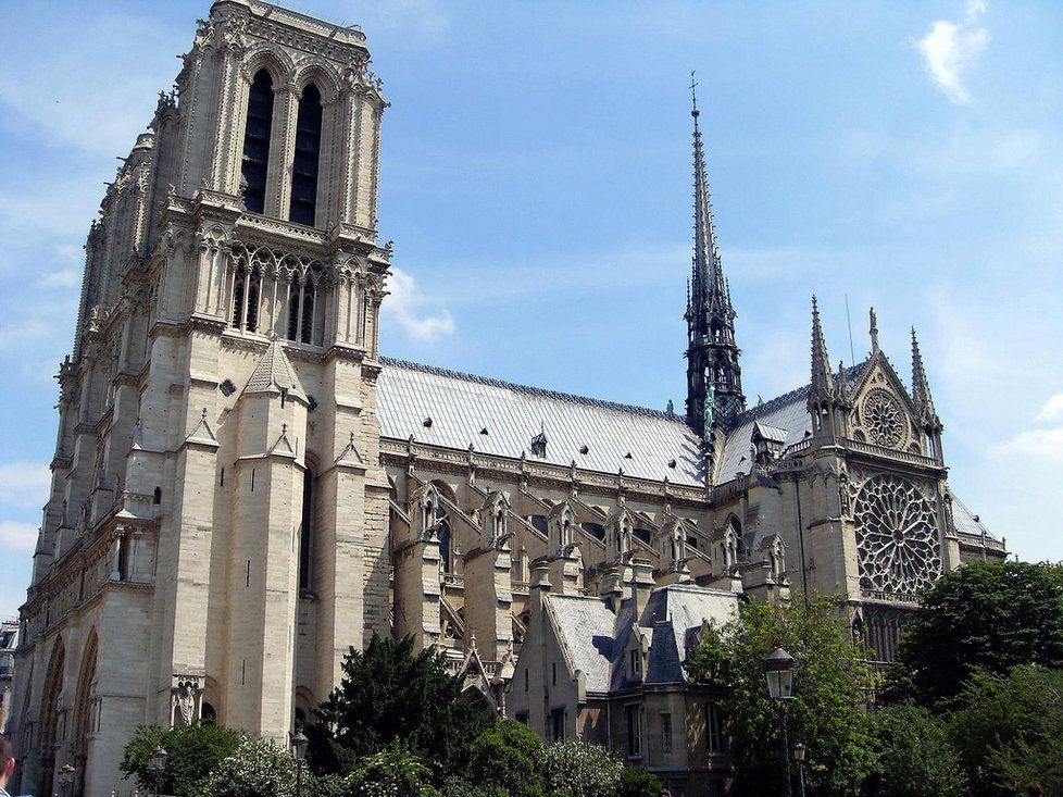 Katedrála Notre-Dame v Paříži je velmi frekventovaným místem.