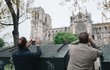 Truchlící lidé u katedrály Notre-Dame