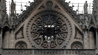 Nejbohatší z Francouzů slibují miliardy na obnovu Notre-Dame