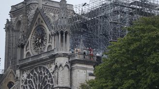 Zkáza Notre-Dame: Hasiči požár zcela uhasili, kontrolují statiku