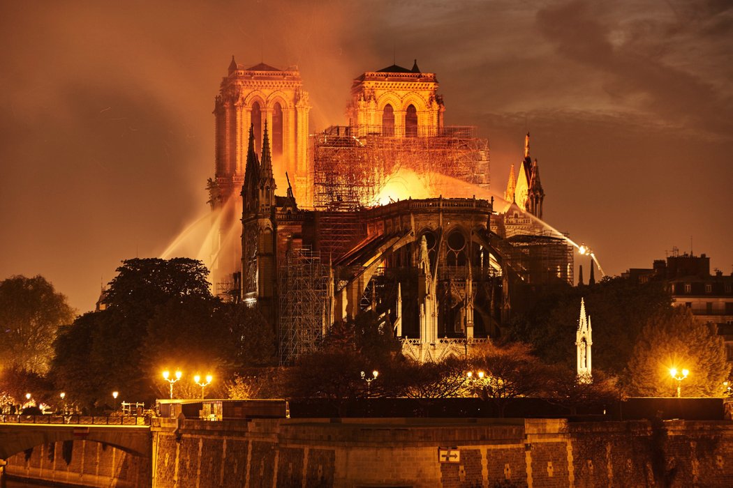 Neštěstí. Gotickou katedrálu Notre-Dame v Paříži zachvátily v pondělí večer plameny.