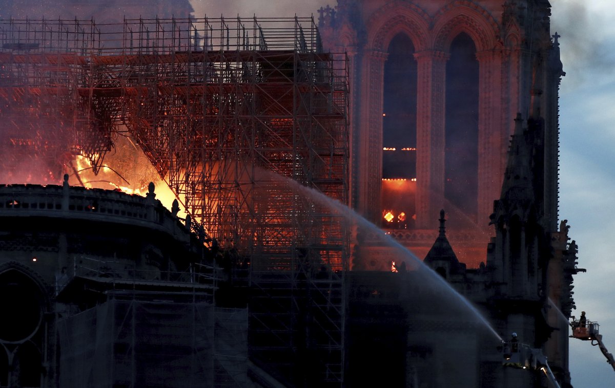 V pařížské katedrále Notre-Dame vypukl požár