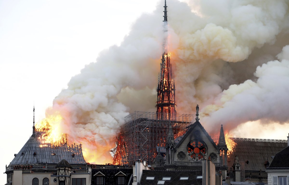 V pařížské katedrále Notre-Dame vypukl požár