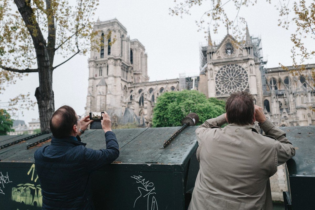 Truchlící lidé u katedrály Notre-Dame