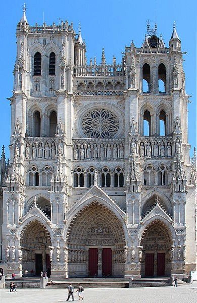 Katedrála Notre-Dame v Paříži je velmi frekventovaným místem.