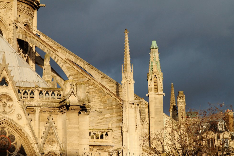 Katedrála Notre-Dame v Paříži je velmi frekventovaným místem.