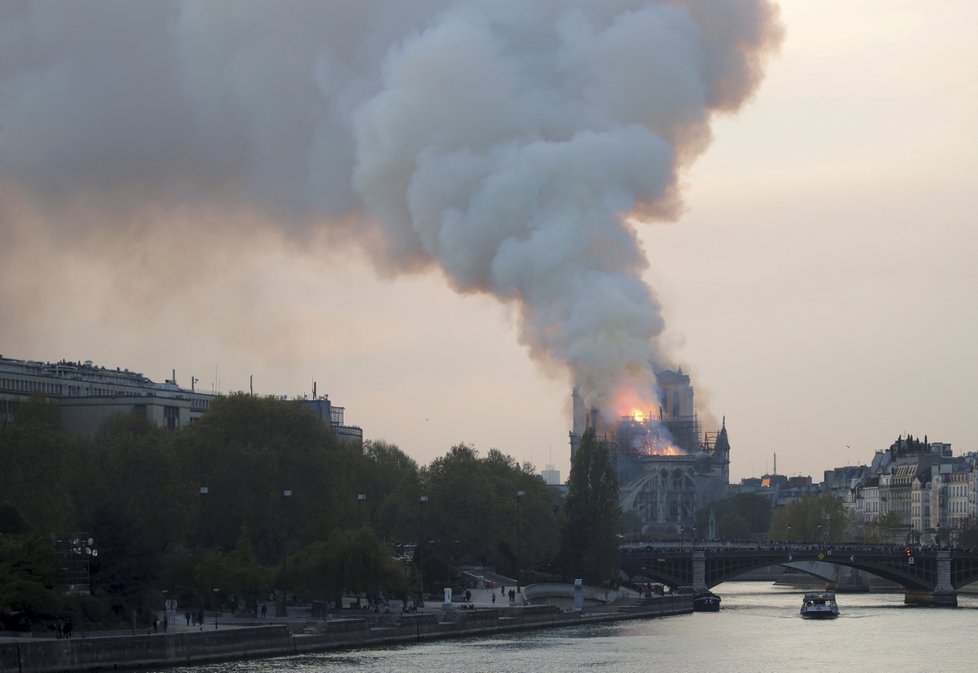 V pařížské katedrále Notre-Dame vypukl požár.