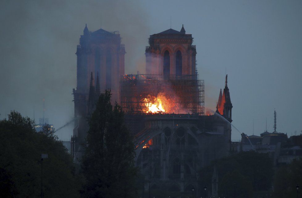 V pařížské katedrále Notre-Dame vypukl požár