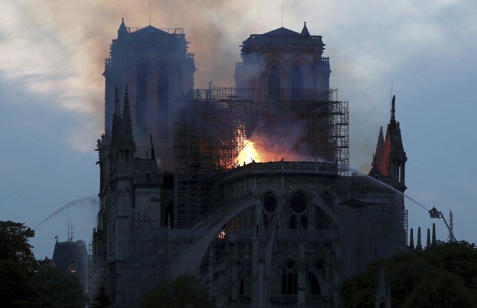 V pařížské katedrále Notre-Dame vypukl požár