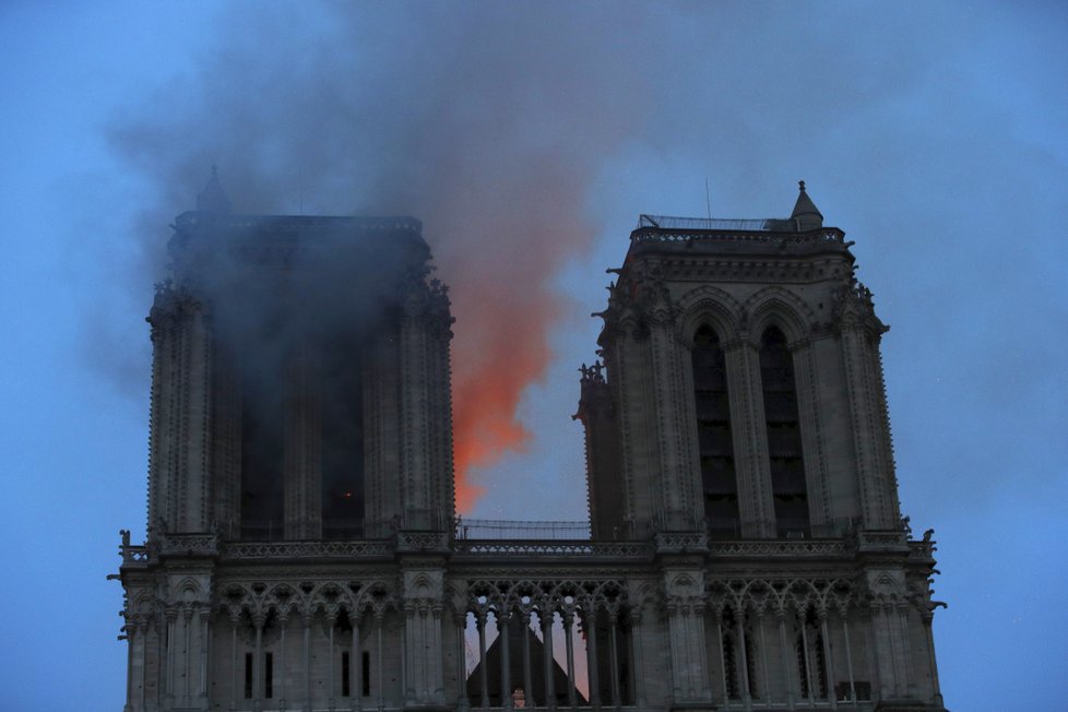 V pařížské katedrále Notre-Dame vypukl požár.