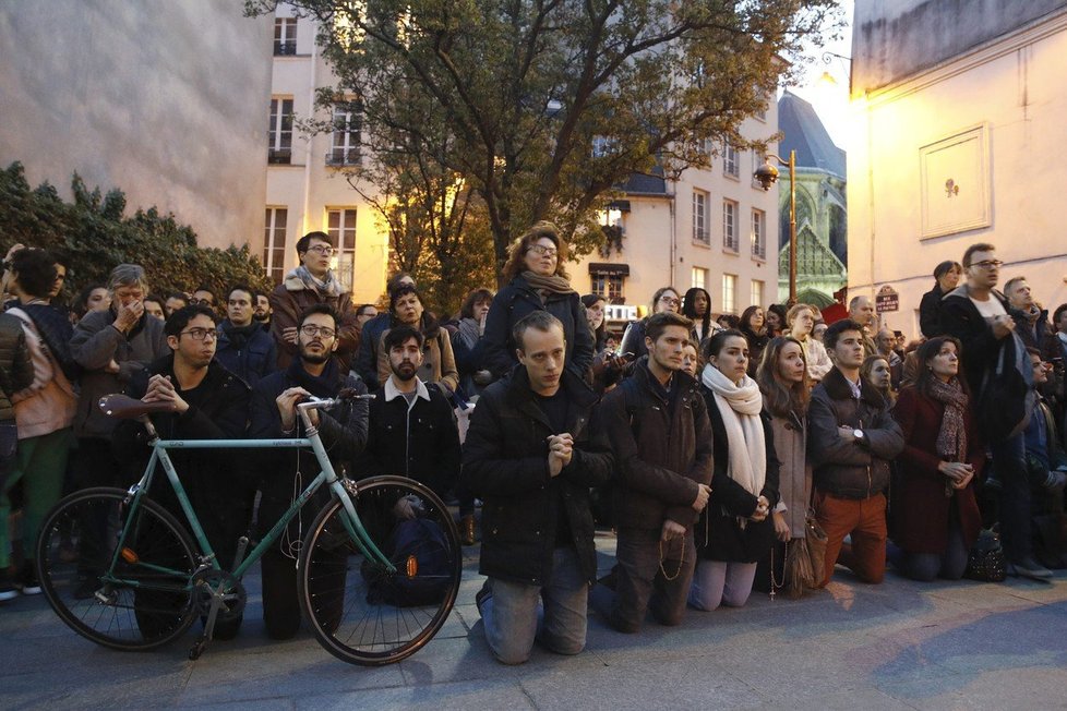 Truchlící lidé u katedrály Notre-Dame