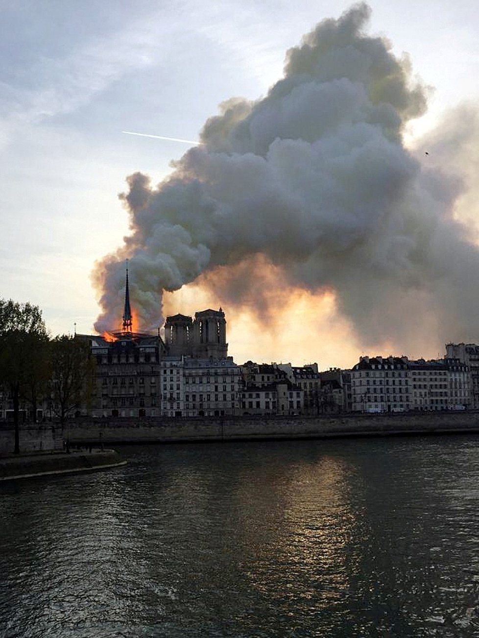 V pařížském Notre-Dame vypukl 15. 4. 2019 požár.