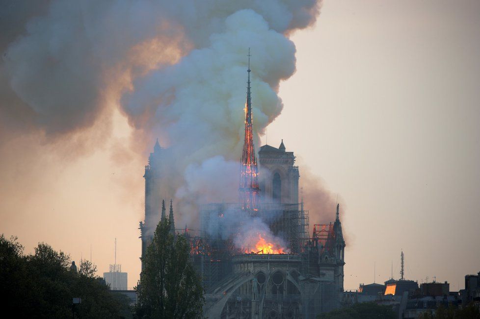 V pařížském Notre-Dame vypukl 15. 4. 2019 požár.