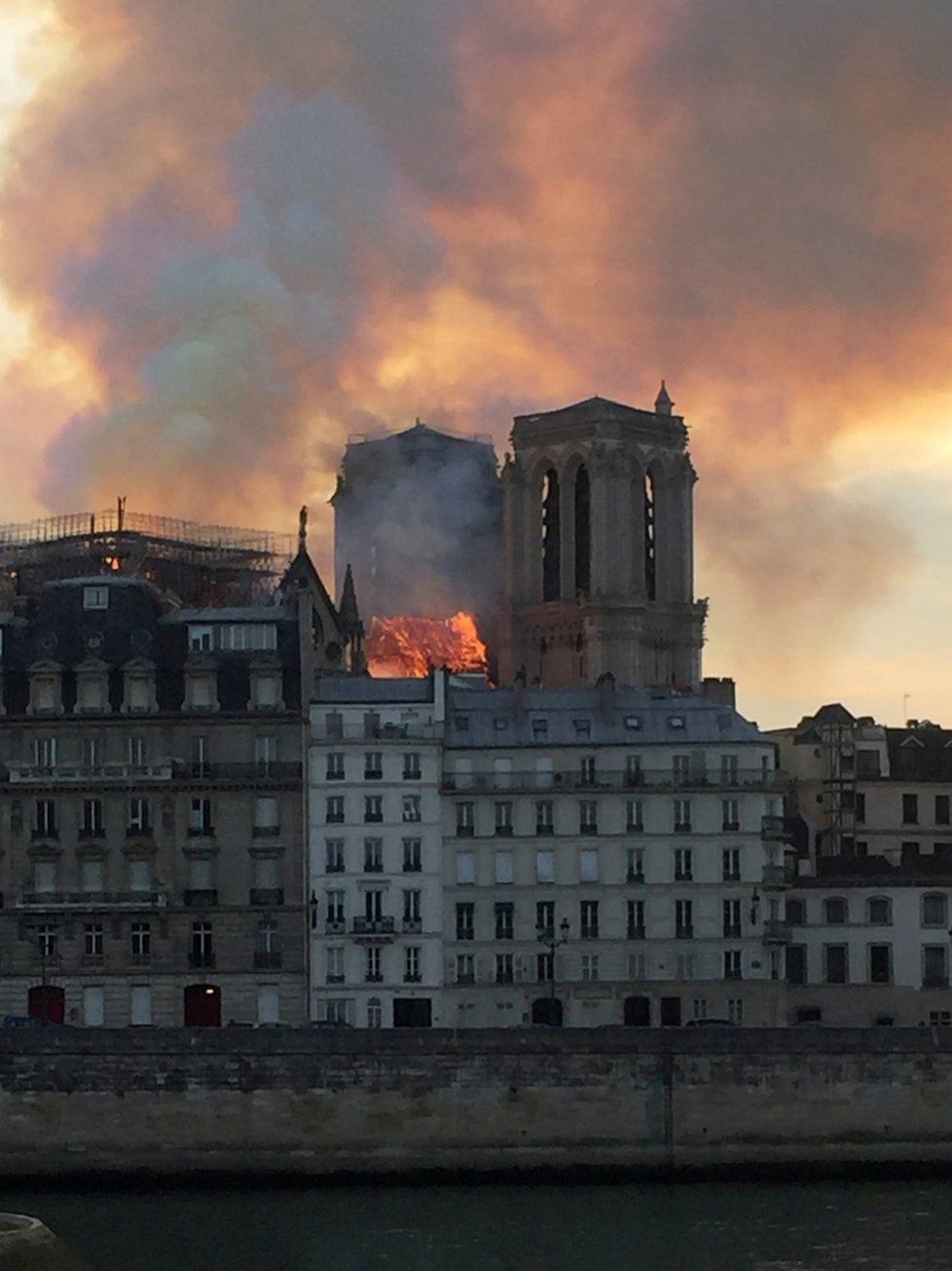 Věž pařížské katedrály Notre-Dame se kvůli mohutnému požáru 15.4.2019 zřítila