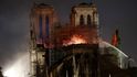 Lidé zpívali u hořící katedrály zatímco se hasiči snažili bojovat s plameny